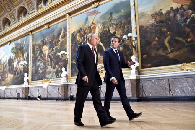 Tổng thống Nga Vladimir Putin và người đồng cấp Pháp Macron. Ảnh: Reuters