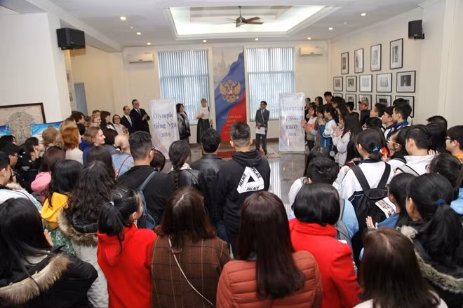Các bạn sinh viên tham gia tranh tài Olympic tiếng Nga lần thứ XV.