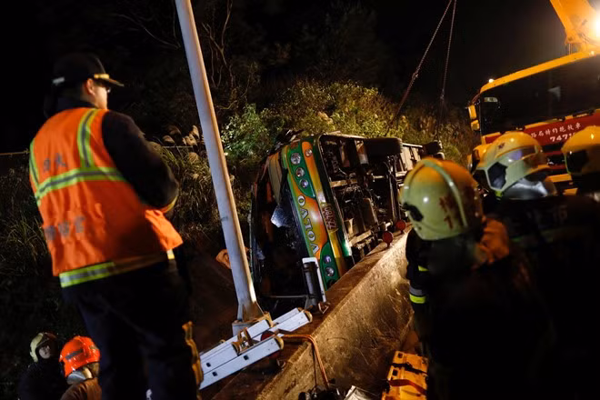 Hiện trường vụ tai nạn khiến 32 người thiệt mạng. Ảnh: Reuters.