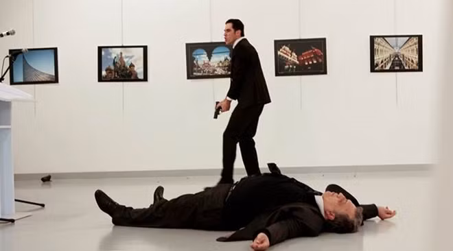 Ông Andrei Karlov đã qua đời sau khi bị sát hại tại một triển lãm ảnh ở thủ đô Ankara. Ảnh: AP