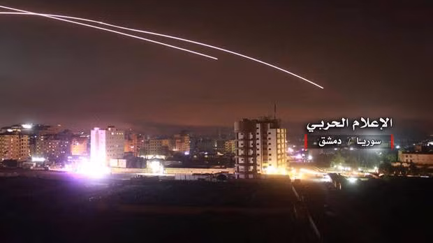 Khoảnh khắc tên lửa Israel bay qua một thành phố của Syria. Ảnh: AP