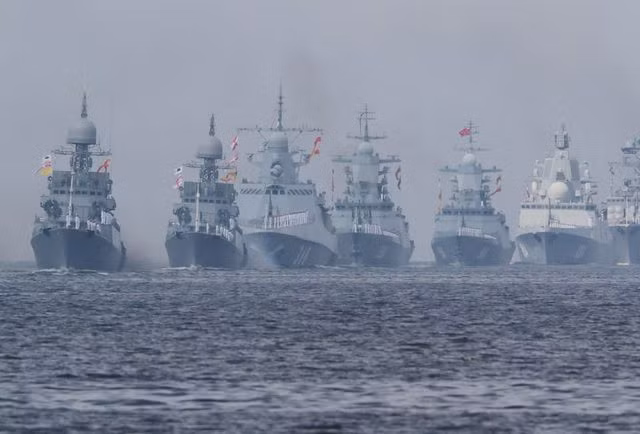 Hải quân Nga ngày 28-7 tổ chức duyệt binh ở cửa sông Neva tại thành phố St. Petersburg mừng ngày thành lập lực lượng. Cuộc duyệt binh năm nay có sự tham dự của 4.000 quân nhân, 43 tàu ngầm và tàu mặt nước cùng 41 máy bay chiến đấu thuộc biên chế hải quân, theo TASS.