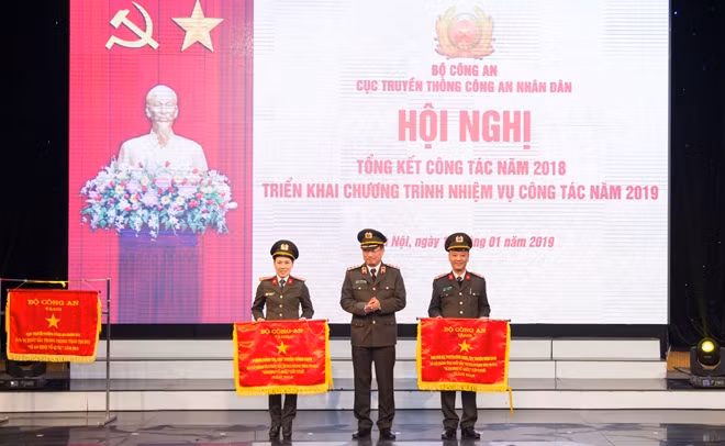 Thứ trưởng Nguyễn Văn Thành tặng Cờ thi đua của Bộ Công an tặng các đơn vị trực thuộc Cục Truyền thông CAND.