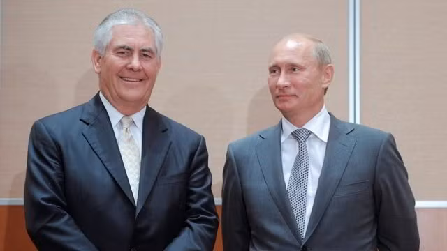 Tổng thống Nga Vladimir Putin (phải) và ông Rex Tillerson ở thời điểm còn là CEO của Công ty ExxonMobil. Ảnh: Reuters