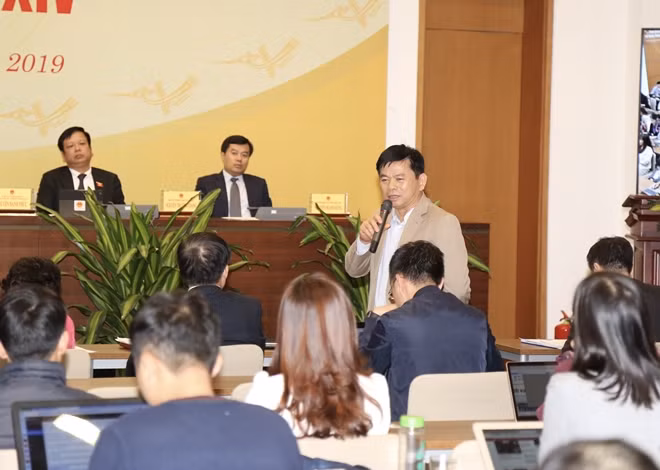 Ông Nguyễn Thanh Hồng trao đổi với phóng viên.