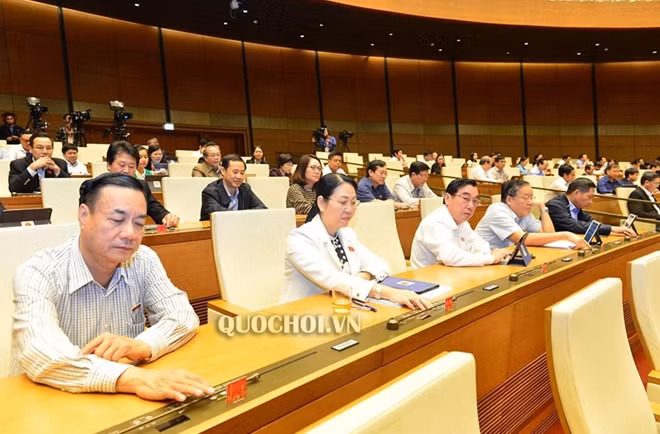 Đại biểu Quốc hội bấm nút thông qua một nghị quyết.