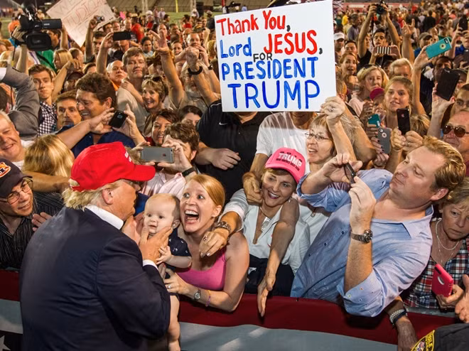 Tổng thống Trump bắt tay đám đông ủng hộ tại một sự kiện năm 2017. Ảnh: Getty