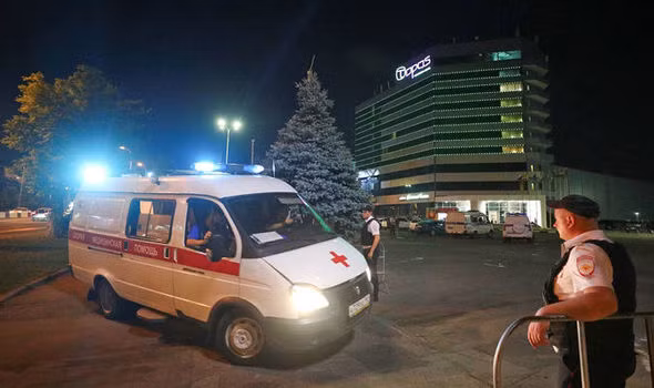 Xe cấp cứu bên ngoài khách sạn Topos Congress. Ảnh: Reuters