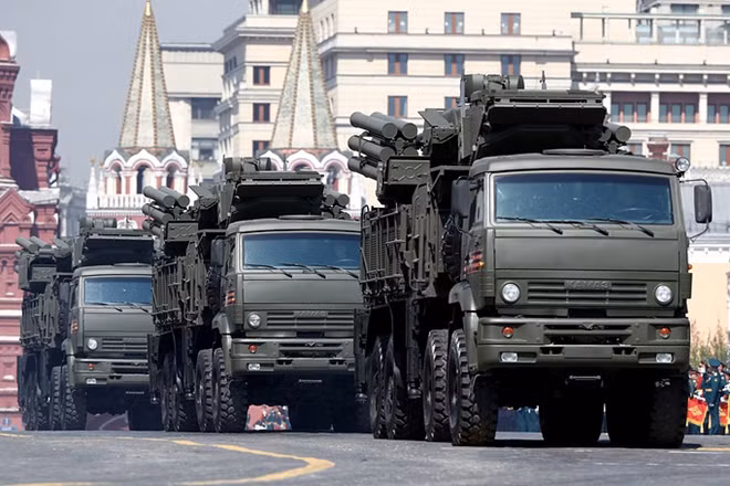 Dàn xe tên lửa Pantsir-S1 di chuyển trên Quảng trường Đỏ. Đây là mẫu tên lửa phòng không tầm ngắn-trung hiện đại mà Nga triển khai đến Syria để bảo vệ căn cứ quân sự Hmeymim và Tartus.