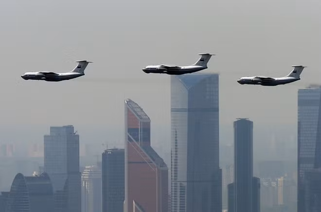 Vận tải cơ Il-76 bay qua các tòa nhà chọc trời ở thủ đô Moscow. Theo RT, các máy bay tham gia duyệt binh sẽ duy trì ở độ cao không quá 250m để mọi người phía dưới đều có thể nhìn rõ.