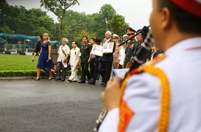 Đoàn người tham gia “Trung đoàn Bất tử” mang theo ảnh của những người thân yêu – những chiến sĩ từng phục vụ, chiến đấu trong cuộc Chiến tranh Vệ quốc vĩ đại ở Liên Xô hay cuộc chiến tranh chính nghĩa bảo vệ Tổ quốc Việt Nam.