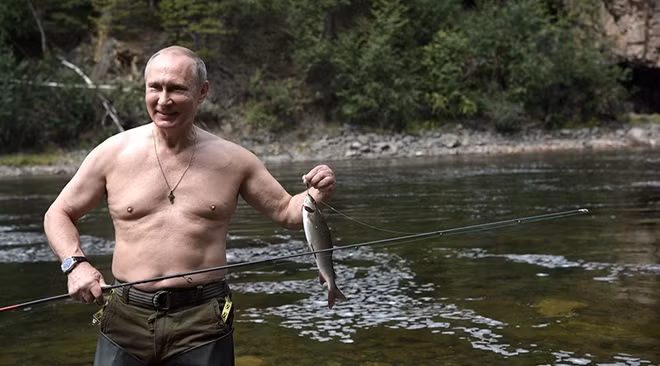 Tổng thống Putin mình trần câu cá ở Siberia. Ảnh: TASS
