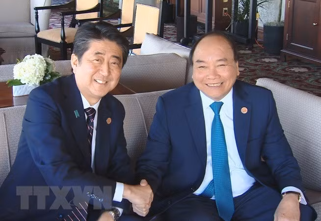 Thủ tướng Nguyễn Xuân Phúc và Thủ tướng Nhật Bản Shinzo Abe tại cuộc gặp. Ảnh: TTXVN Thủ tướng Nguyễn Xuân Phúc và Thủ tướng Nhật Bản Shinzo Abe tại cuộc gặp. Ảnh: TTXVN