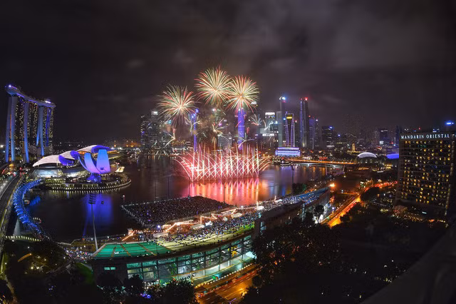 Pháo hoa đêm giao thừa tại vịnh Marina, Singapore.