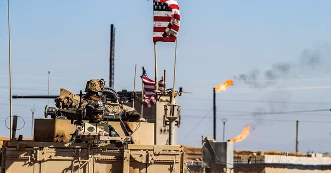 Binh sĩ Mỹ canh gác gần mỏ dầu Syria. Ảnh: AP