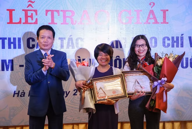 Thứ trưởng Hoàng Vĩnh Bảo trao giải cho tác giả 2 tác phẩm đạt giải nhất.