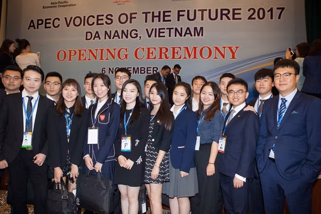 Các đại biểu trẻ APEC tại phiên khai mạc Diễn đàn.