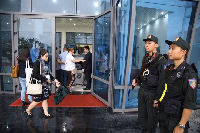 Lực lượng CSCĐ và cảnh vệ đảm bảo an ninh tại cửa ra, vào tại khu vực diễn ra sự kiện.