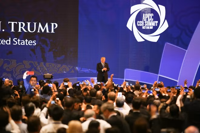Tổng thống Trump nhận được sự chào đón từ giới doanh nhân APEC.