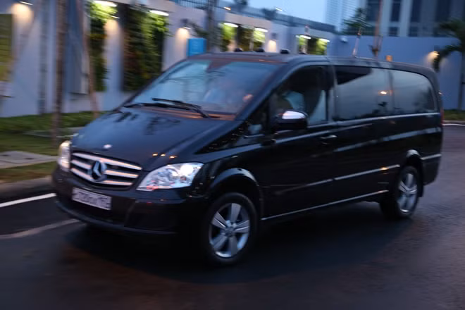 Đi sau chiếc S-600 là một xe Mercedes van chuyên chở thiết bị liên lạc của ông chủ Điện Kremlin.