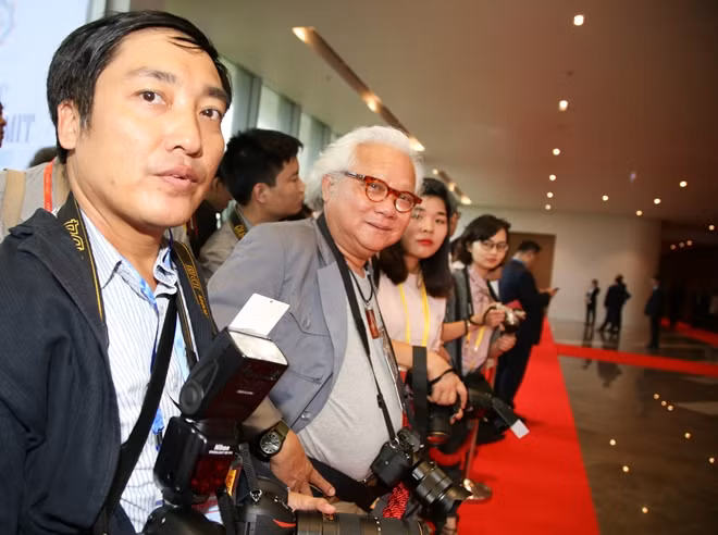 Trong số những phóng viên tác nghiệp ở APEC, có những người khá... dày dặn kinh nghiệm.