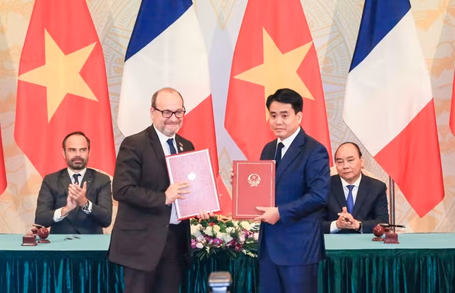 Thủ tướng Nguyễn Xuân Phúc và Thủ tướng Édouard Philippe chứng kiến lễ ký kết, trao đổi các văn kiện.