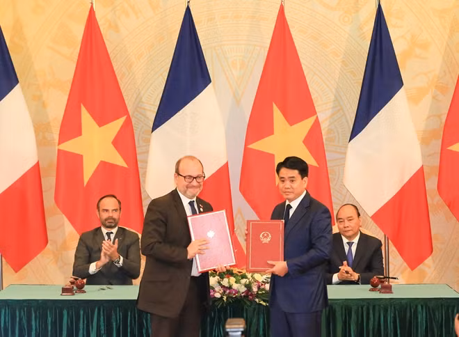 Thủ tướng Nguyễn Xuân Phúc và Thủ tướng Édouard Philippe chứng kiến lễ ký kết, trao đổi các văn kiện.