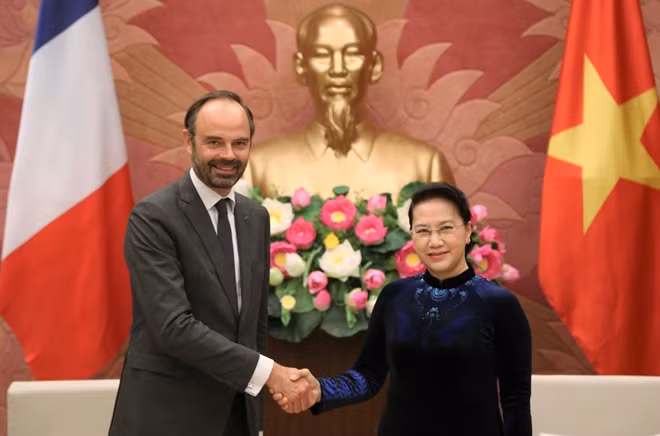 Chủ tịch Quốc hội Nguyễn Thị Kim Ngân chào đón Thủ tướng Pháp Édouard Philippe.