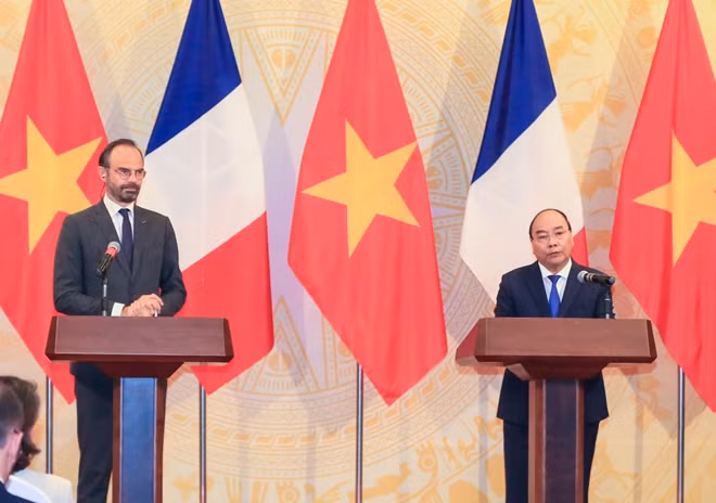 Thủ tướng Nguyễn Xuân Phúc và Thủ tướng Édouard Philippe tại buổi họp báo chung.