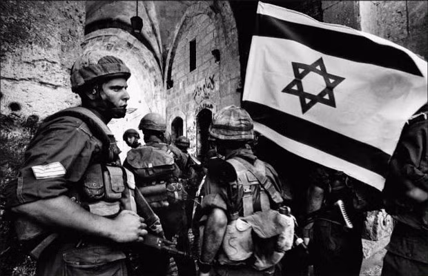 Sau cuộc chiến này, người Israel coi Jerusalem, bao gồm thành cổ và vùng ngoại ô phía Đông, là thủ đô "vĩnh cửu và không thể phân chia" của họ, bất chấp việc người Palestine coi phía Đông Jerusalem là thủ đô cho quốc gia tương lai. Trong ảnh là binh lính Israel tiến vào vùng đất thiêng Jerusalem.