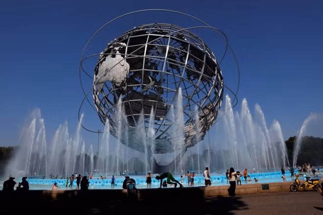 Người dân kéo đến đài phun nước Unisphere ở quận Queens, New York, để tránh nóng. Đợt nắng nóng dự kiến kéo dài 7 ngày bắt đầu từ hôm 30-6 và có khả năng ảnh hưởng tới 70 triệu người.