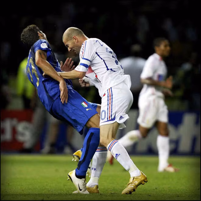 Pha "giải nghệ" của Zidane. Pha "giải nghệ" của Zidane.