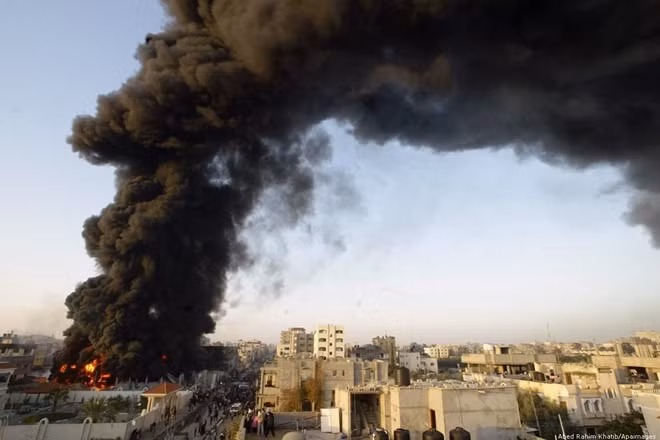 Cột lửa bốc lên ở Dải Gaza sau vụ không kích của Israel. Ảnh: AP