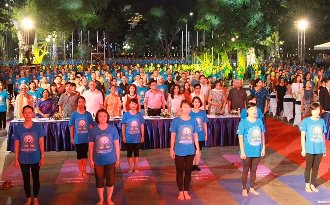 Hơn 1.000 người tới từ các câu lạc bộ Yoga đã thực hiện một màn đồng diễn có một không hai.