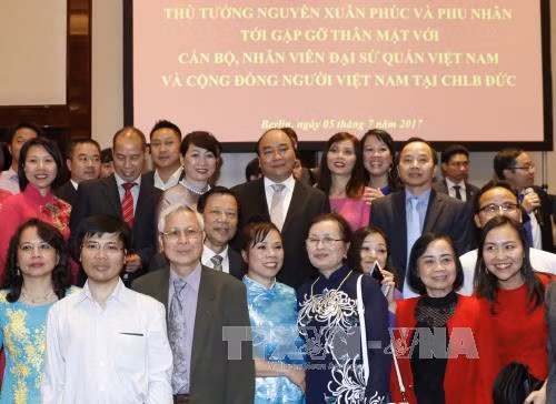 Thủ tướng Nguyễn Xuân Phúc chụp ảnh lưu niệm với cán bộ, nhân viên Đại sứ quán và đại diện cộng đồng người Việt Nam tại Đức. Ảnh: TTXVN