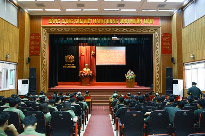 Các đại biểu dự lễ phát động phong trào thi đua sáng 30-5.