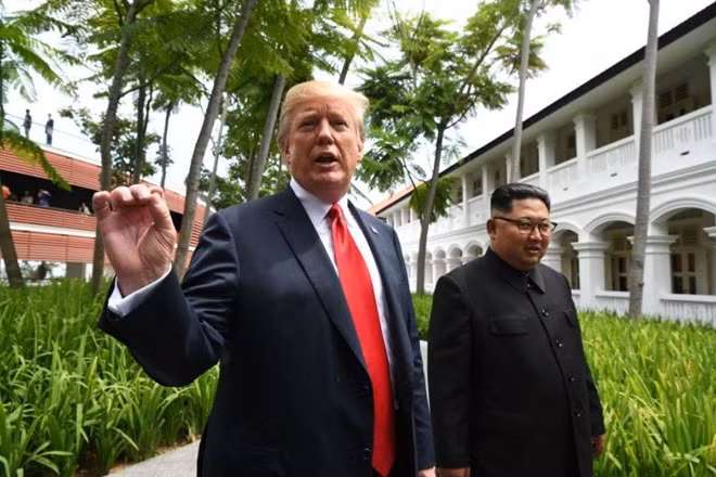 Điểm nhấn thú vị trong chuỗi nhiều giờ làm việc là khi hai nhà lãnh đạo cùng nhau đi dạo trong khuôn viên khách sạn, ông Trump dẫn ông Kim Jong-un đến chiếc siêu xe Cadillac "Quái thú" để giới thiệu với nhà lãnh đạo Triều Tiên về phương tiện độc của mình. Điểm nhấn thú vị trong chuỗi nhiều giờ làm việc là khi hai nhà lãnh đạo cùng nhau đi dạo trong khuôn viên khách sạn, ông Trump dẫn ông Kim Jong-un đến chiếc siêu xe Cadillac "Quái thú" để giới thiệu với nhà lãnh đạo Triều Tiên về phương tiện độc của mình.