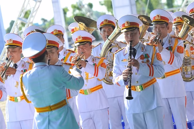 Đội quân nhạc tại lễ viếng Chủ tịch nước Trần Đại Quang ở quê nhà Quang Thiện.