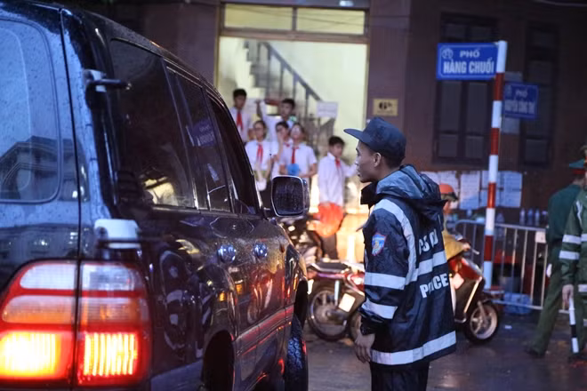 Do mưa lớn, lưu lượng giao thông tại các tuyến đường xung quanh Nhà tang lễ Quốc gia về chiều liên tục tăng lên. Lực lượng Công an theo đó đã được tăng cường để đảm bảo an ninh tuyệt đối cho lễ tang Chủ tịch nước cũng như giúp người dân di chuyển thuận lợi.