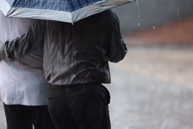 Một người đàn ông ướt sũng lưng di chuyển vào khu vực Nhà tang lễ.
