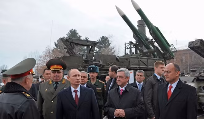 Tổng thống Nga Putin kiểm tra một khu sản xuất vũ khí của Nga. Ảnh: RT