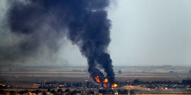Khói lửa bốc lên từ một vụ không kích của Thổ Nhĩ Kỳ ở Syria. Ảnh: AP