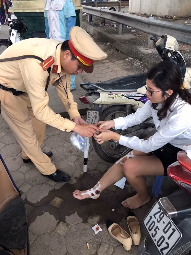 Trung uý Thắng sơ cứu cho chị Hương.