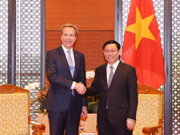 Phó Thủ tướng Vương Đình Huệ tiếp Chủ tịch Diễn đàn Kinh tế thế giới (WEF) Borge Brende. Ảnh: TTXVN Phó Thủ tướng Vương Đình Huệ tiếp Chủ tịch Diễn đàn Kinh tế thế giới (WEF) Borge Brende. Ảnh: TTXVN