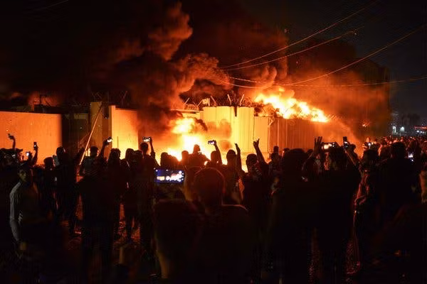 Đám đông quá khích đốt một phần lãnh sự quán Iran. Ảnh: ITN