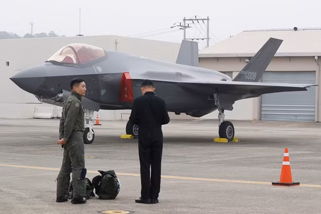 Một trong hai chiếc F-35 Mỹ bàn giao cho Hàn Quốc được trưng bày hôm 1-10. Ảnh: Reuters