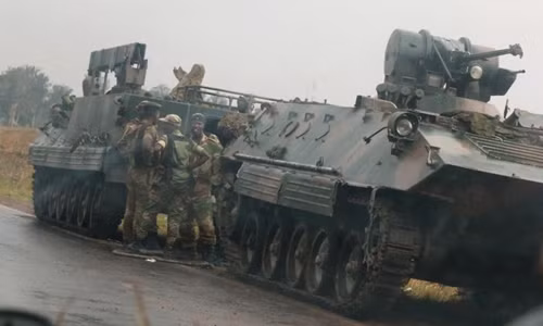 Thiết giáp và binh lính Zimbabwe tại thủ đô Harare. Ảnh: Reuters