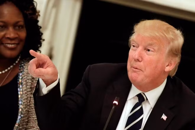 Đối phó với những phát ngôn của Tổng thống Trump cũng là một vấn đề mà bà May phải đối mặt. Ảnh: Reuters