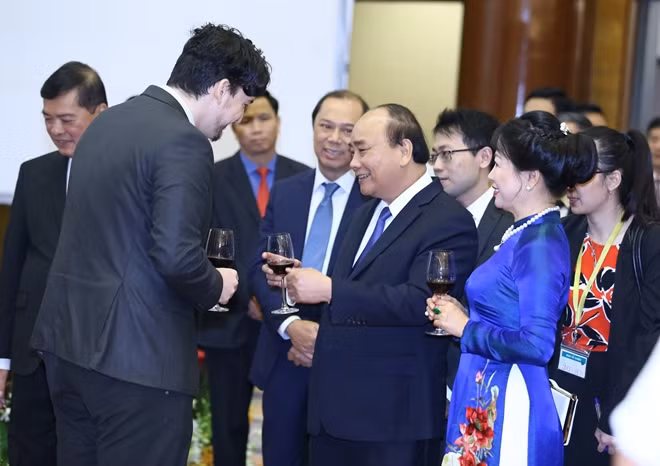 Thủ tướng Nguyễn Xuân Phúc cùng Phu nhân chiêu đãi các nhà ngoại giao tại Hà Nội.