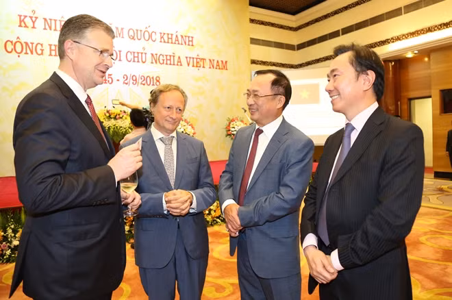 Các đại biểu trò chuyện tại tiệc chiêu đãi.